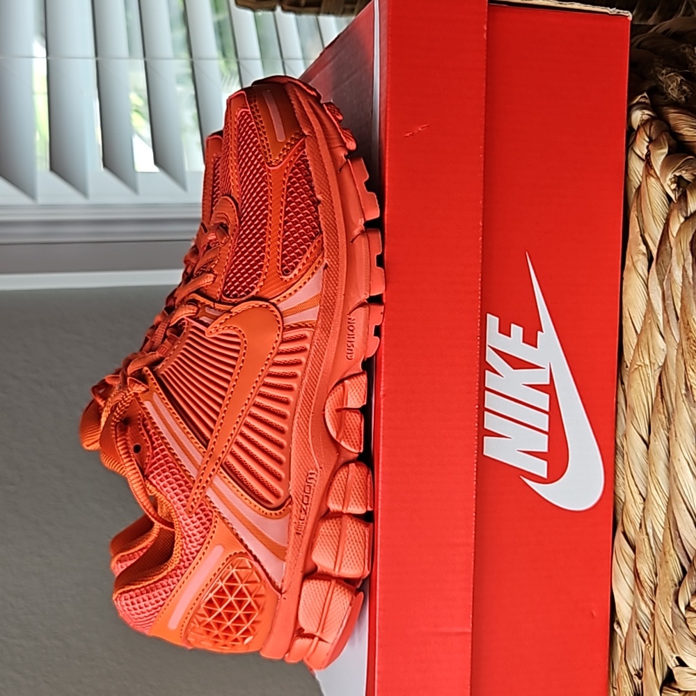 Nike Zoom Vomero 5 Cosmic Clay Orange sz 7.5 sz 6